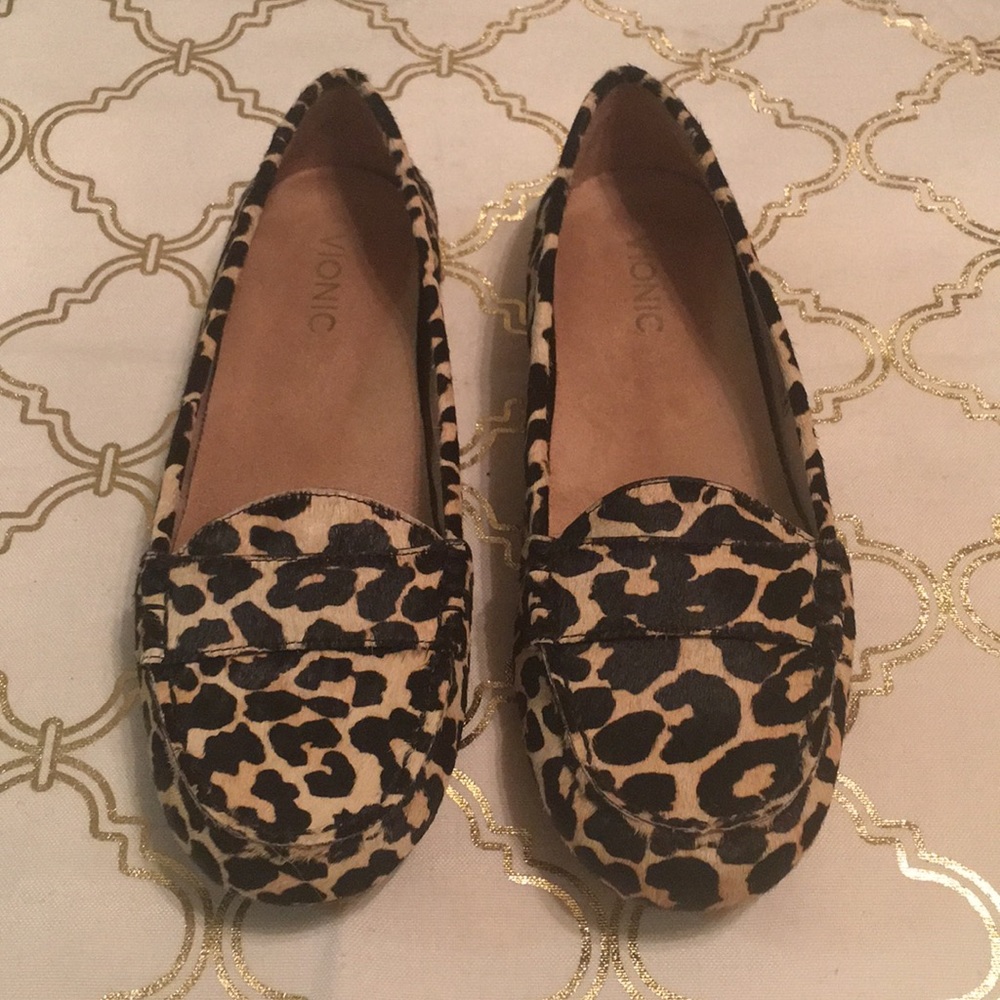 Vionic leopard print calf hair loafers size 9